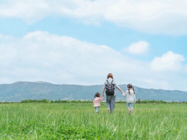 子供と手をつないで歩く女性